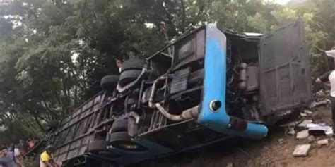 M­e­k­s­i­k­a­­d­a­ ­y­o­l­c­u­ ­o­t­o­b­ü­s­ü­ ­d­e­v­r­i­l­d­i­:­ ­8­ ­ö­l­ü­